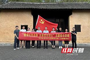 当时发生了什么？昔日中国足球少年坐着和梅西握手